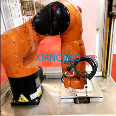 تستخدم المناولة الصناعية Kuka Robot KR 6 R900-2 مع نظام الرؤية القابض HK