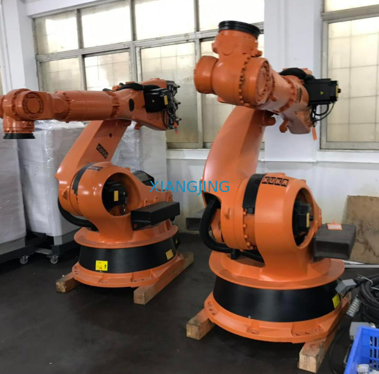 مستعمل Robot KR 210 R2700 EXTRA يستخدم Kuka Robot لاختيار ووضع الكثير من الأسهم